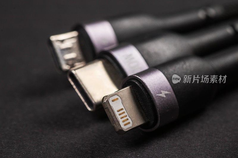 黑色背景下不同的USB充电插头。USB Type C, Micro USB, USB lightning